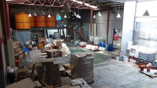 짝퉁 세제를 제조 유통한 혐의로 불구속 입건된 옥천 소재 김모씨의 가짜 세제 제조공장의 모습.  특사경 제공